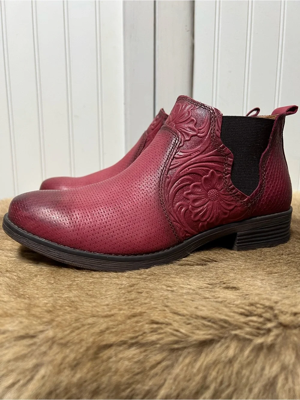 Comfortiva Western Tooled Leather Chelsea Ankle Boots 8 Booties